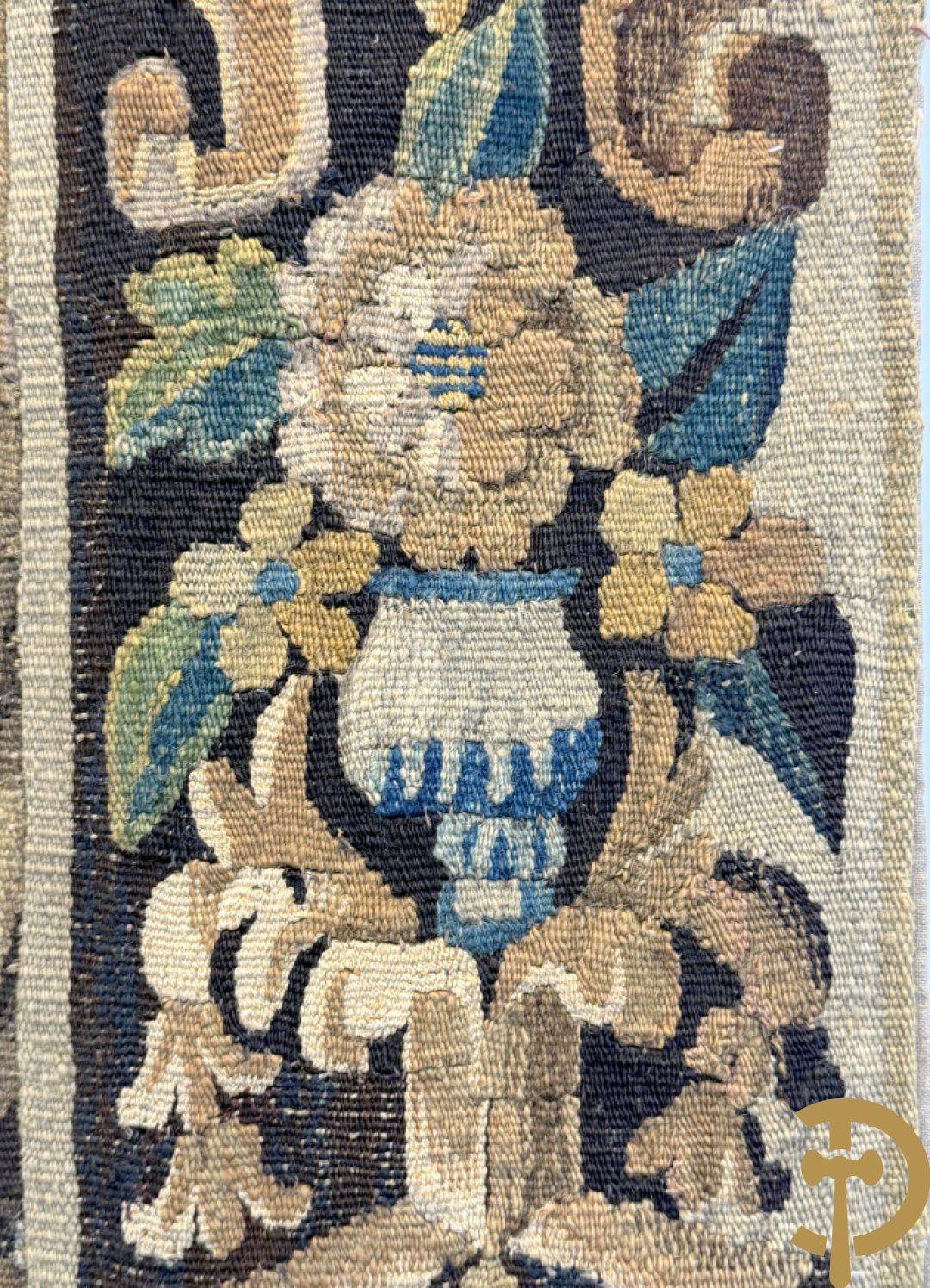 Vlaams handgeknoopt wandtapijt met geanimeerde scène met Konong en honden, omgeven door florale omranding, 18e