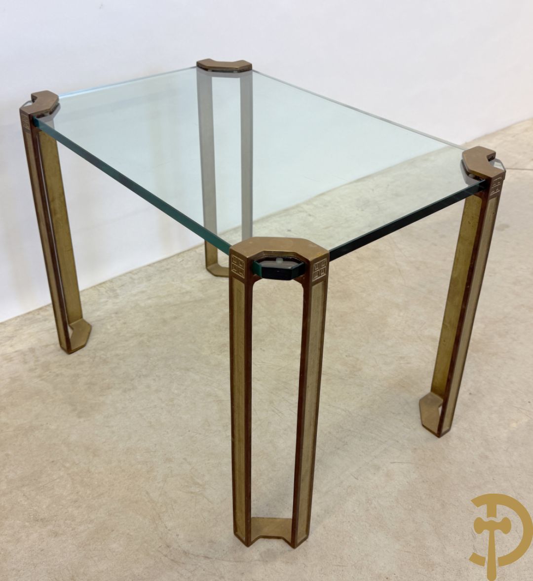 Design bijzettafel met glazen blad op 4 koperen poten
