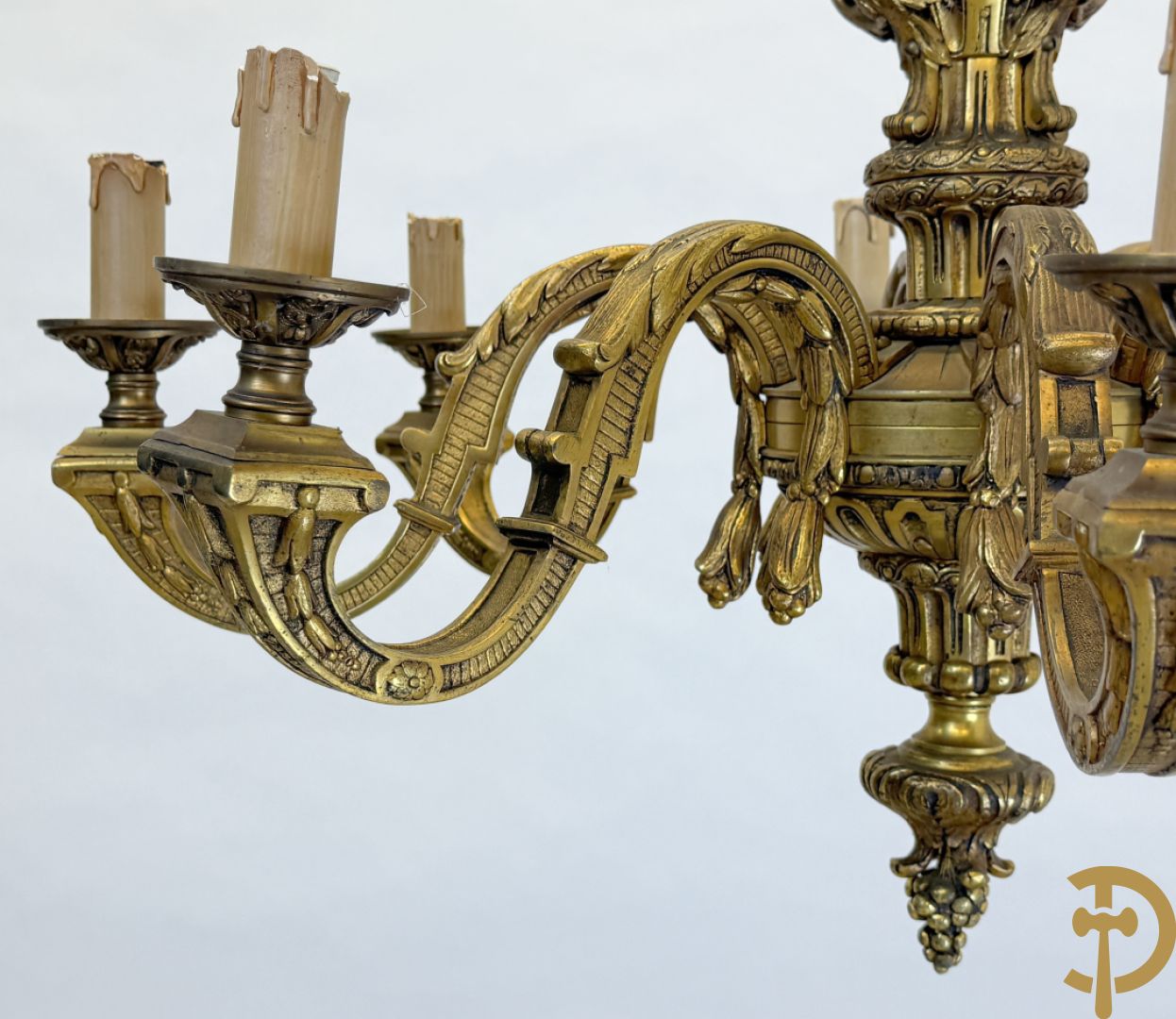 Bronzen achtarmige mazarin luchter met ridderhoofden en accanthusranken