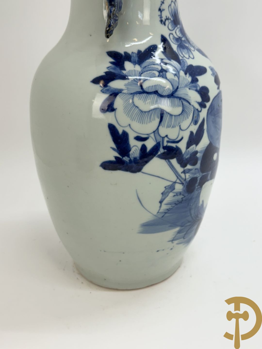 Twee Chinese porseleinen celadonvazen met blauw wit bloemen en vogeldecor + cachepot met vazendecor