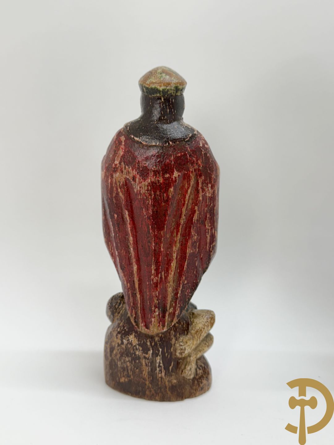 Houtsculptuur van gepolychromeerde evangelist, 18e + sculptuur van man steunend op Christusfiguur
