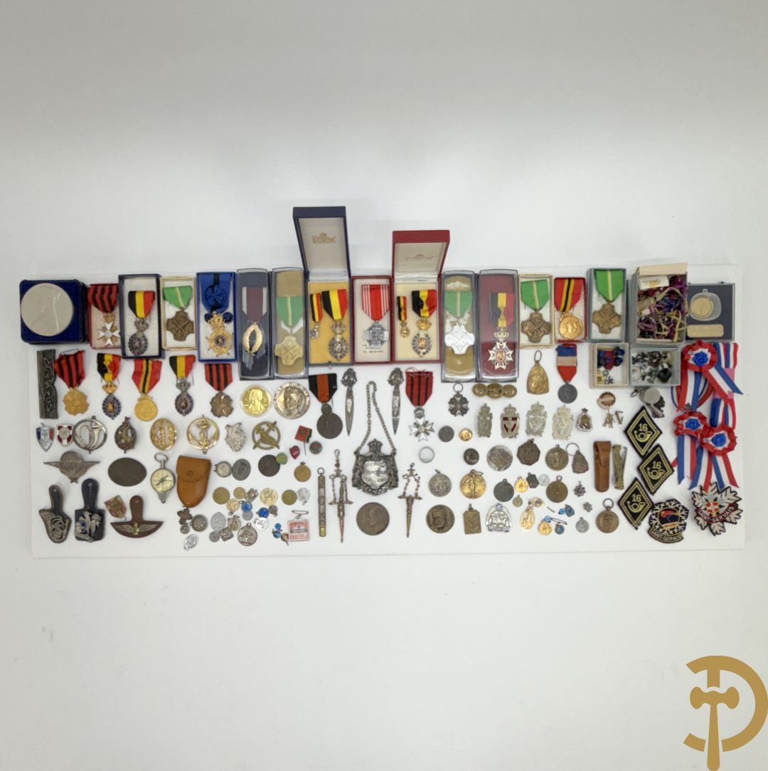 Lot insignes en medailles
