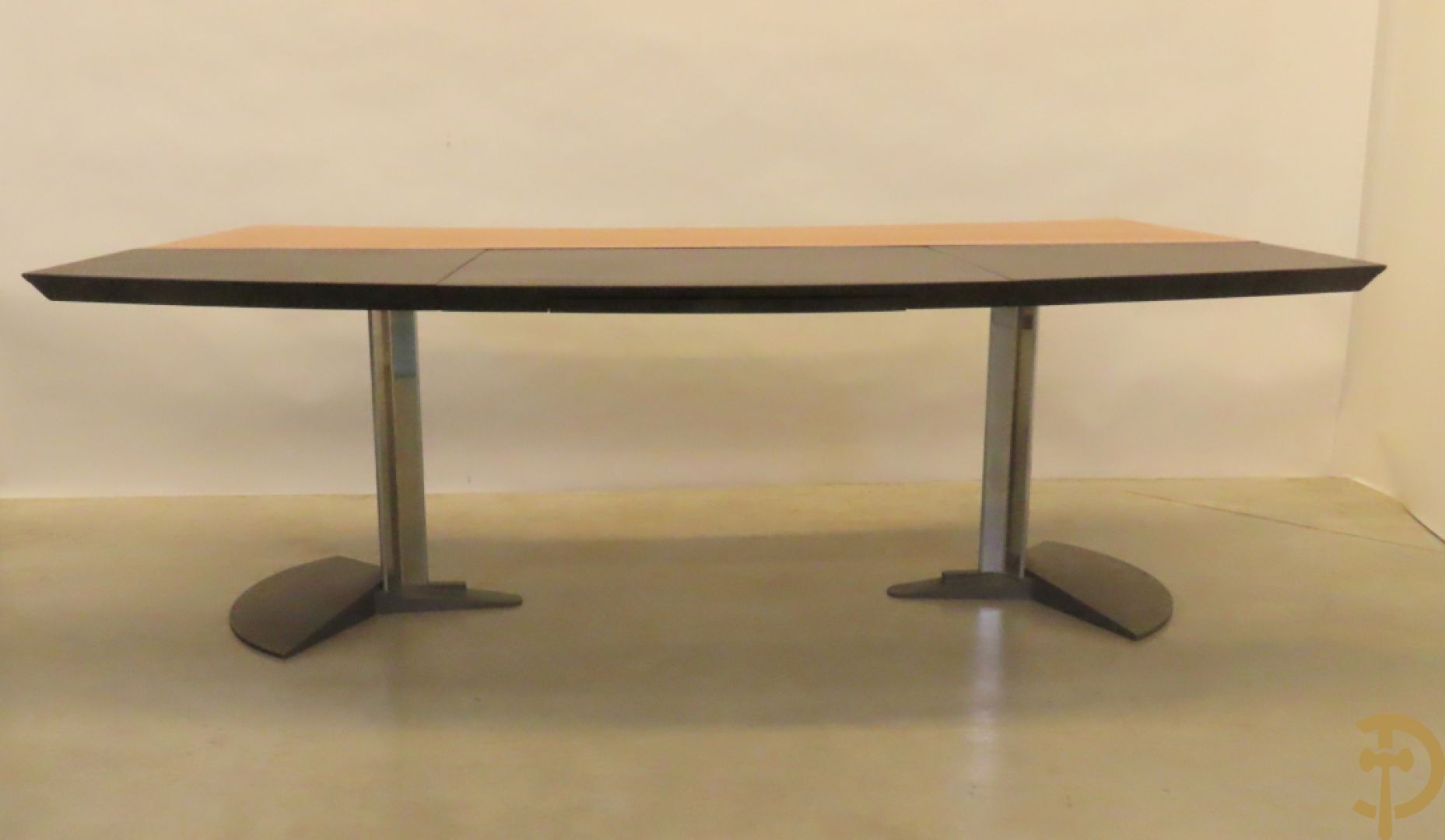 Designbureel met halfrond blad van notelaar met leder bekleed op gietijzeren onderstel met chromé afwerking