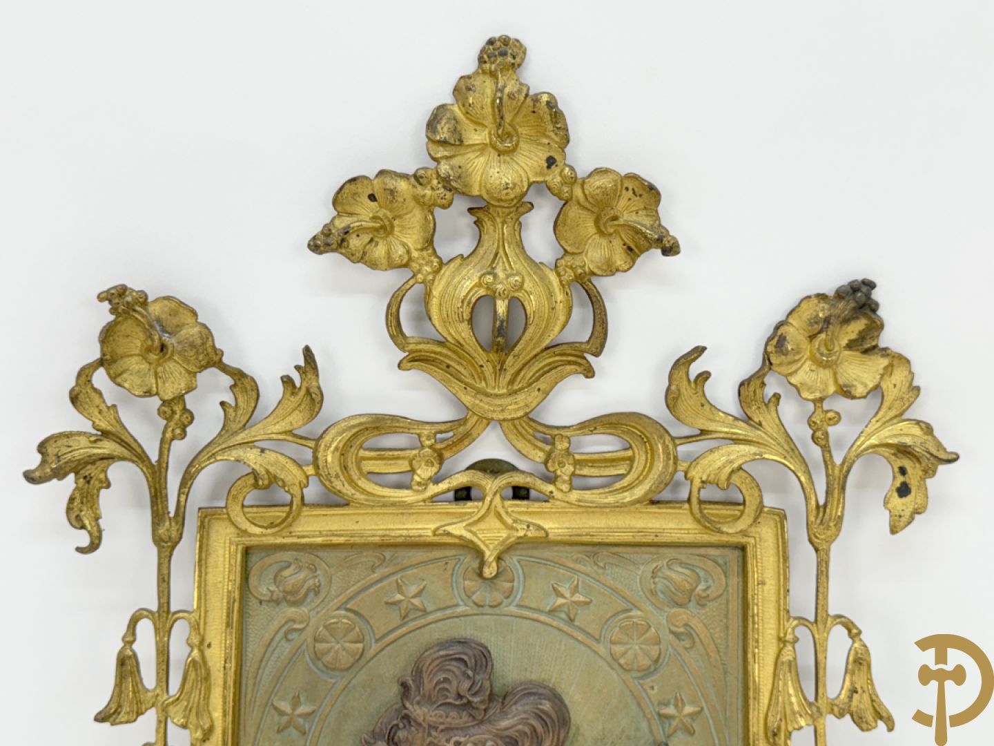Paar vuurvergulde bronzen basreliefs met elegante dames en Jugendstil motieven