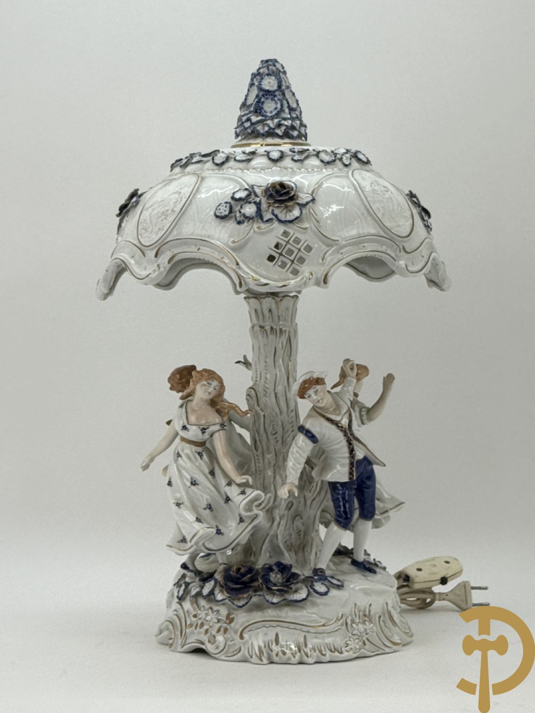 Porseleinen lampadaire met 4 dansende figuren, bovenaan met bloemenknop bezet