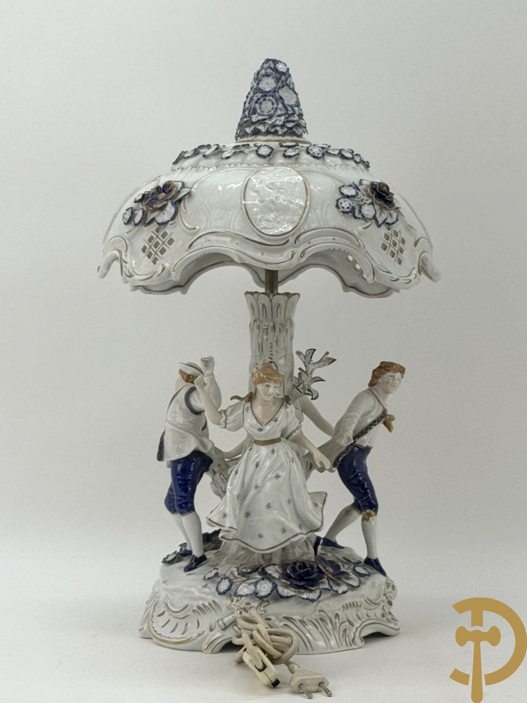 Porseleinen lampadaire met 4 dansende figuren, bovenaan met bloemenknop bezet