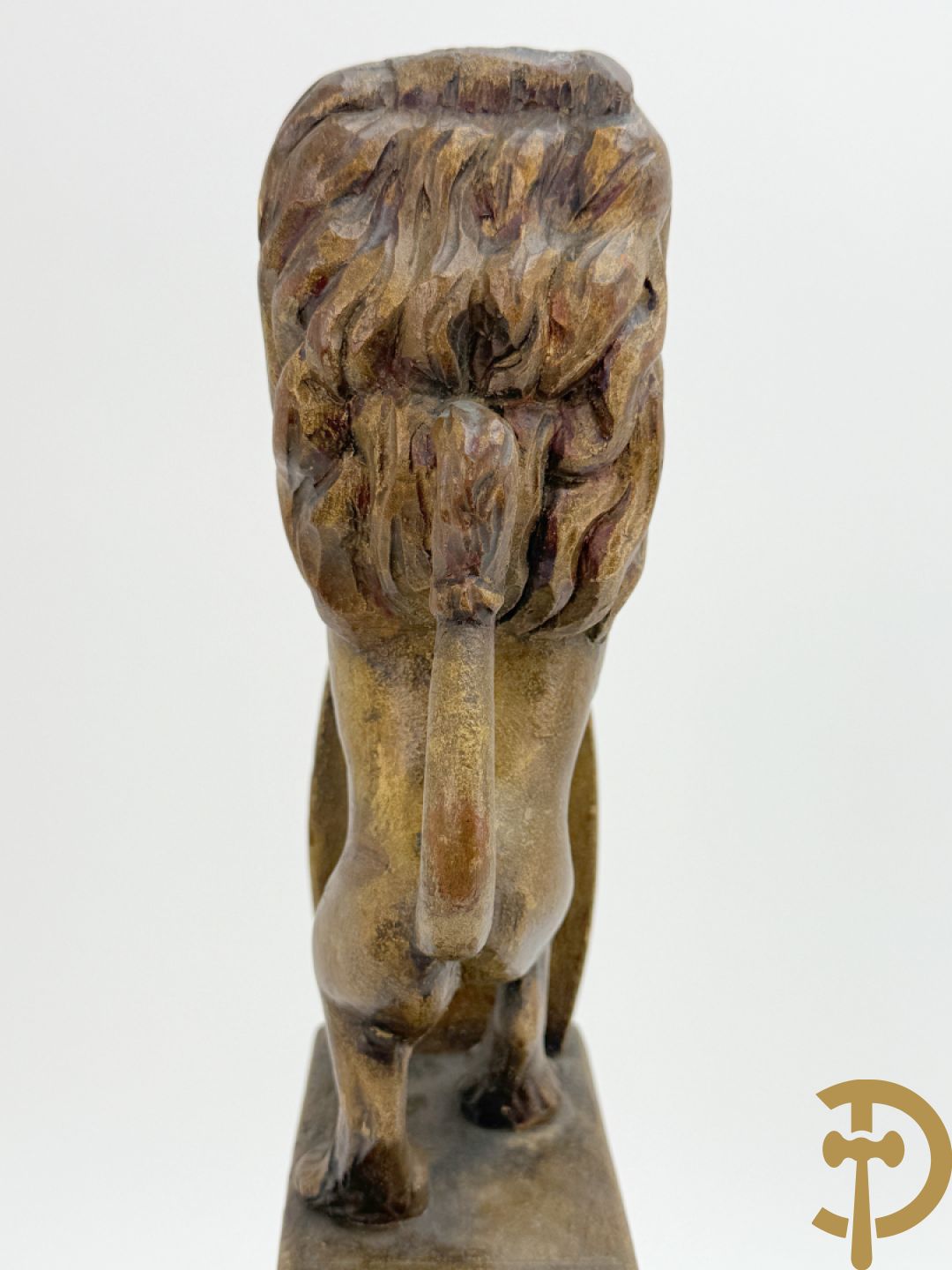 Houtgesculpteerde vlaggentop met Vlaamse leeuw 