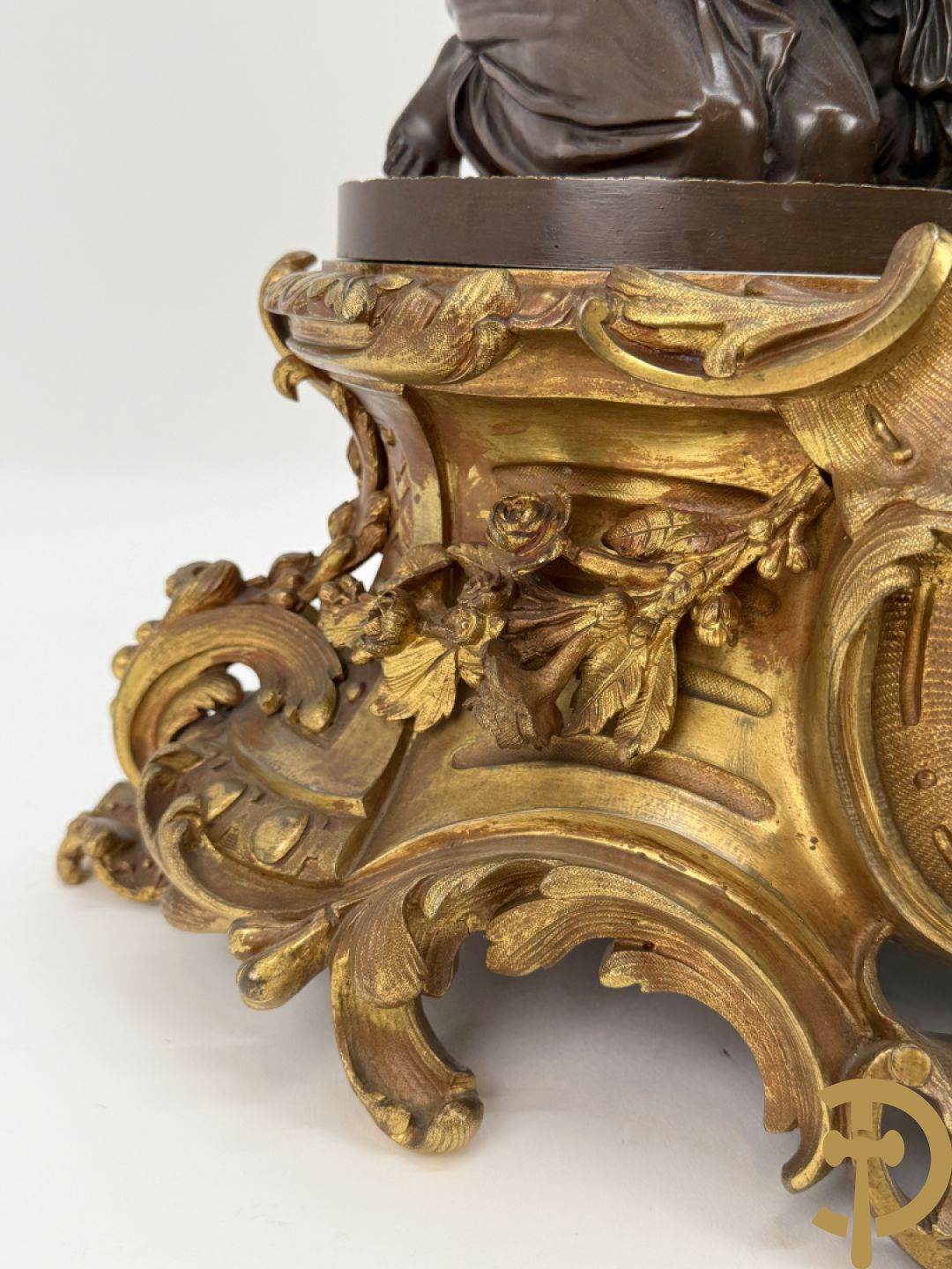 Driedelige bronzen garnituur bestaande uit middenstuk met bronzen vuurvergulde klok, Daubrée gemerkt à Nancy, bovenaan bekroond met Cleopatra met drinkbeker - getekend van Cumberworth sculpteur - geflankeerd door paar cupido