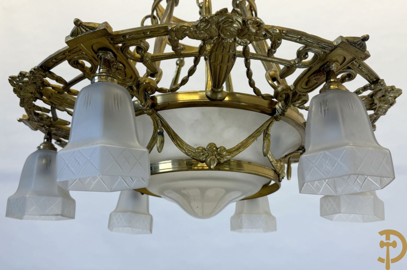 Bronzen zesarmige Art Deco luchter met centrale coupe