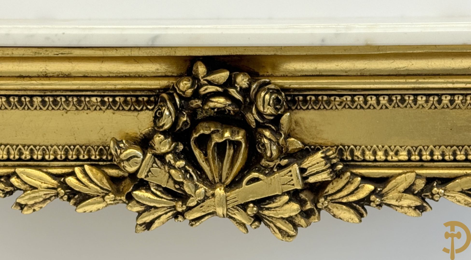 Vergulde console met Louis XVI motieven en amfoor  + vergulde spiegel met Louis XVI motieven