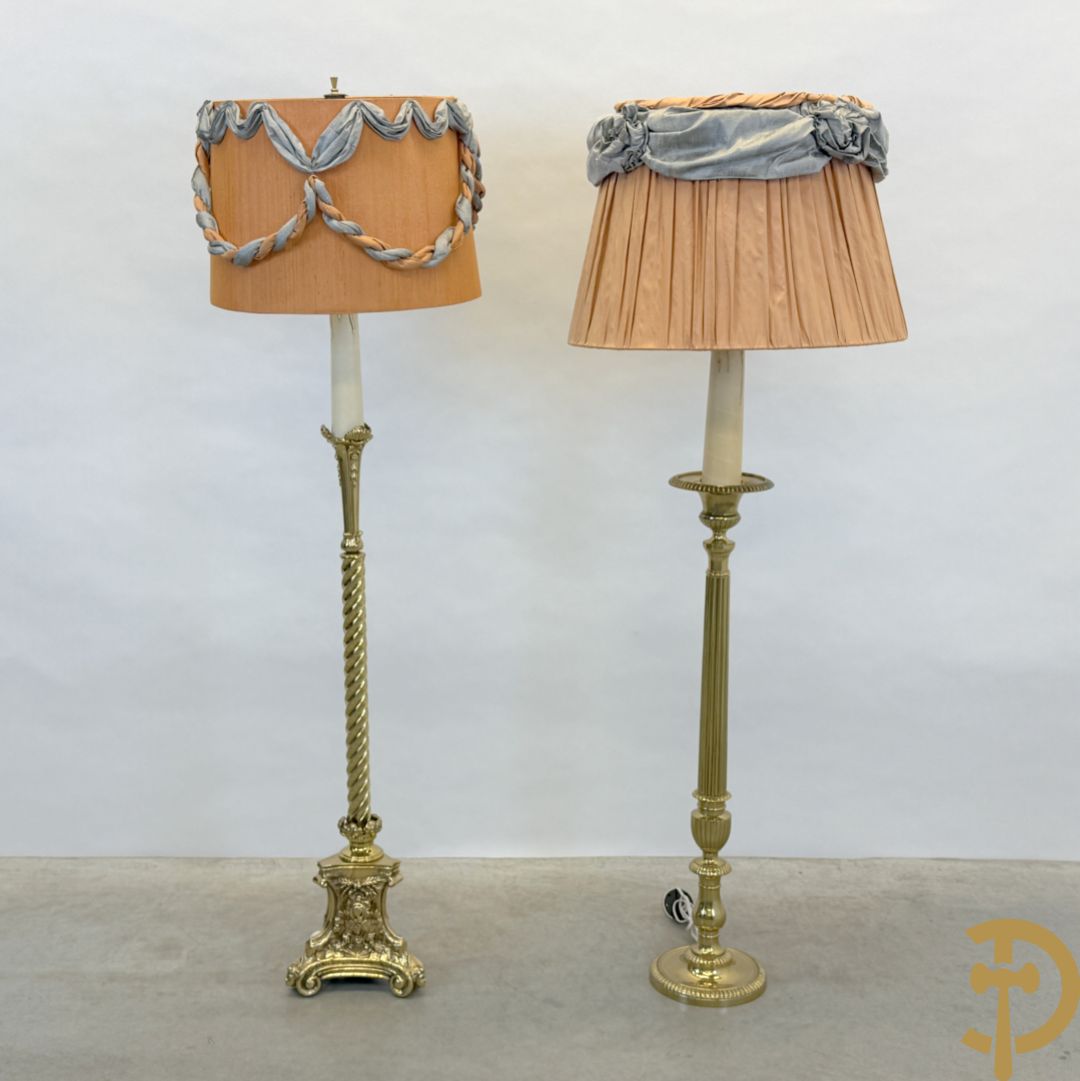 Bronzen staande koperen lampadaire op getorste voet + bronzen lampadaire op gecanneleerde voet