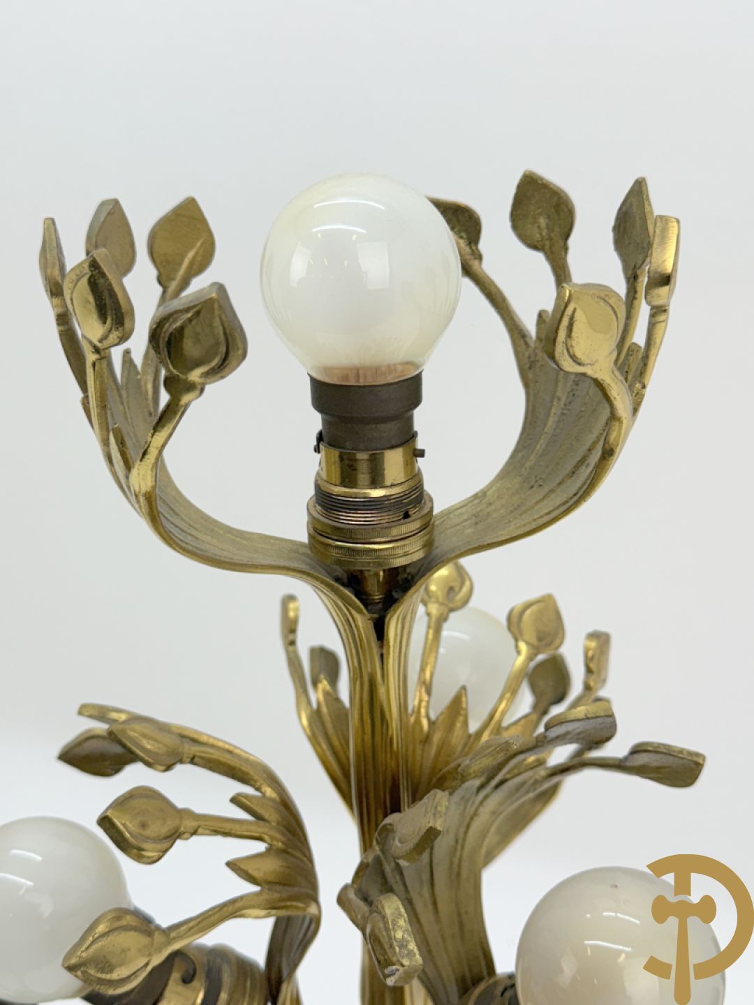Paar koperen vierarmige lampen met gestyleerde bloemen-en plantenmotieven, Jugendstil