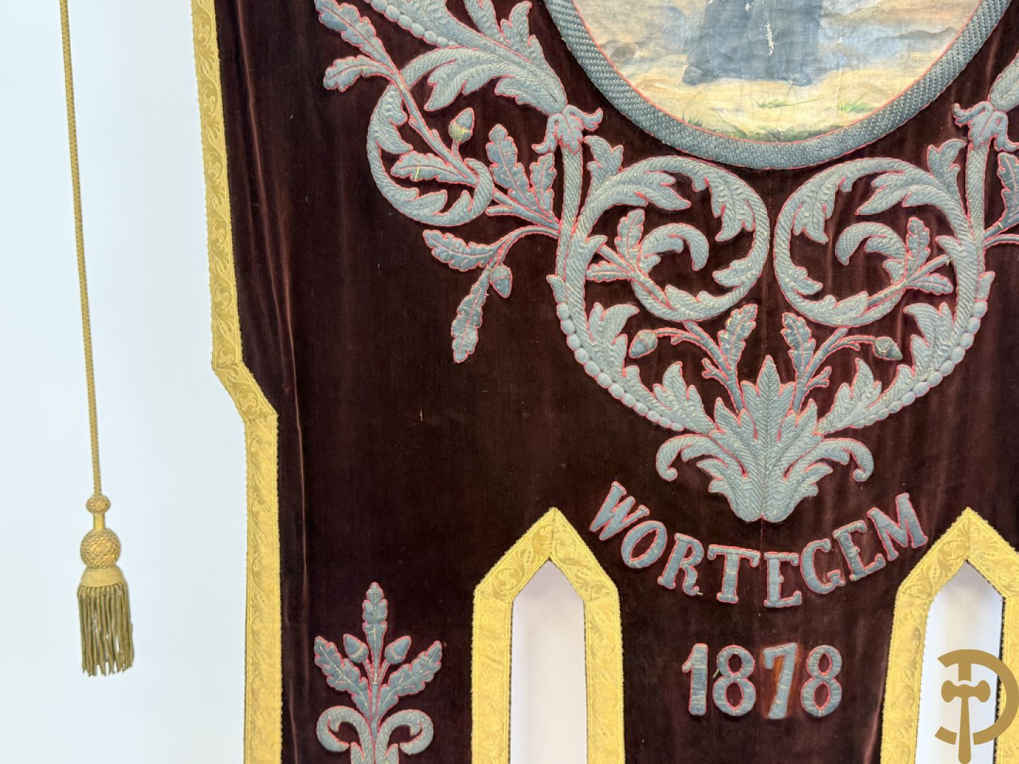 Processiebannier met bordeaux vaandel bezet met goudbrocaat van accanthusranken, Wortegem 1878, centraal handbeschilderd medaillon met voorstelling van Franciscus Xaverius - gehouden door verguld houtgesculpteerd ornament