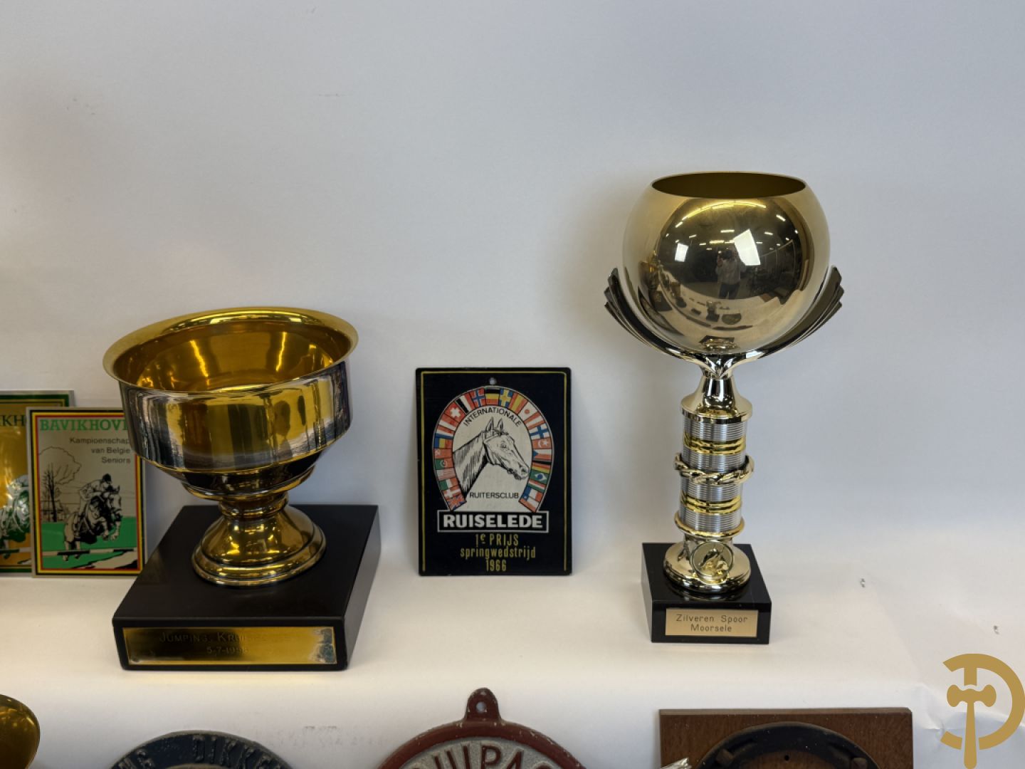 Verzameling memorabilia van paardenrennen, trofeeën en bekers