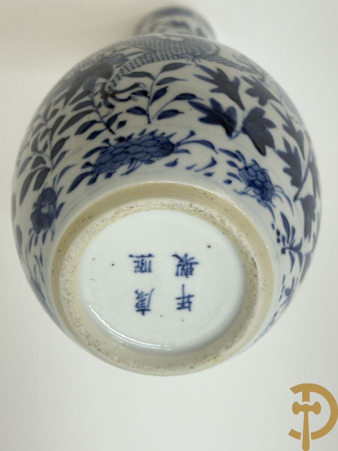 Chinees porseleinen kalebasvormig vaasje blauw/wit met bloemen en drakendecor, onderaan gemerkt