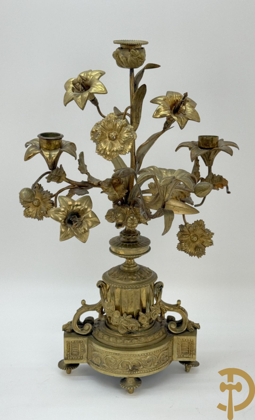 Paar bronzen kandelaars met guirlande en bloemenmotieven