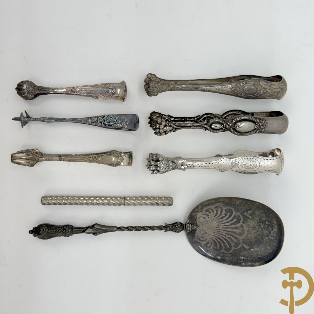 Drie massief zilveren suikertangen + 3 verzilverde suikertangen + lepel met Neo Renaissance motieven + mesje in houder
