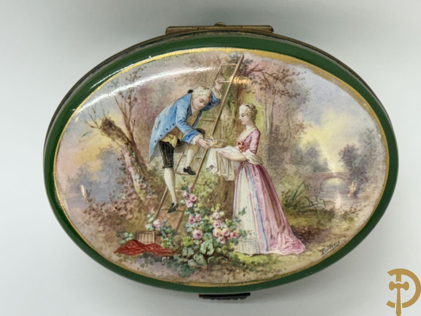 Ovale handbeschilderde porseleinen dekseldoos met landschapsdecor met geanimeerde romantische scène op groene fond met vergulde guirlandes, Poite Ven getekend - onderaan gemerkt Sèvres Chateau des Tuilleries