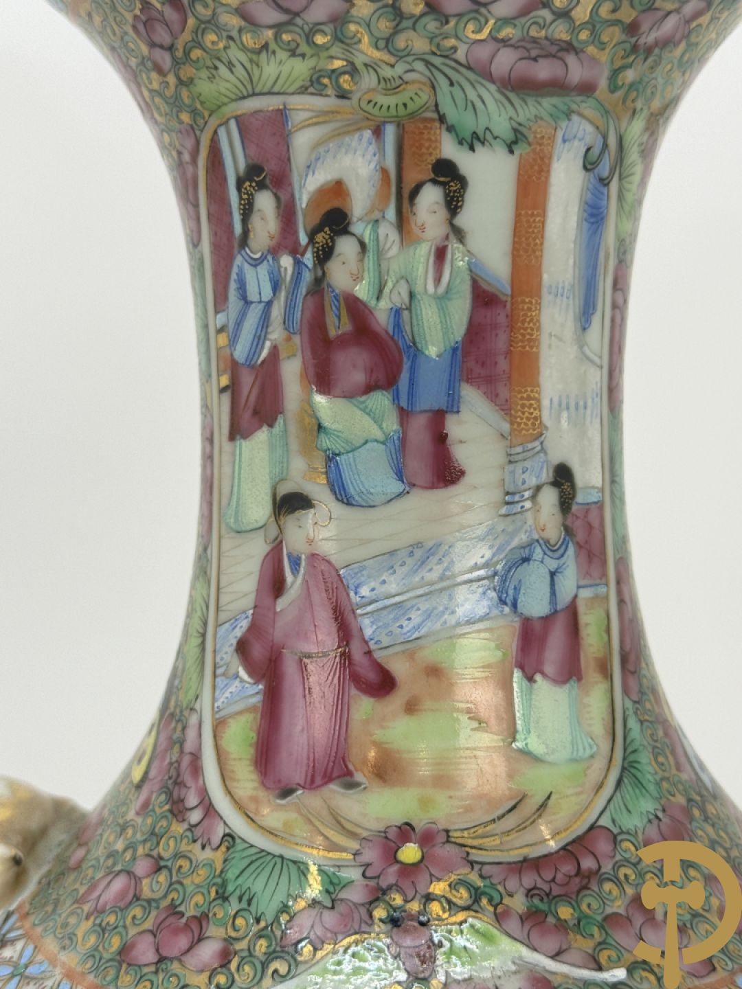 Paar Chinese porseleinen famille rose Kanton vazen met geanimeerd decor en zijdelings met fo honden