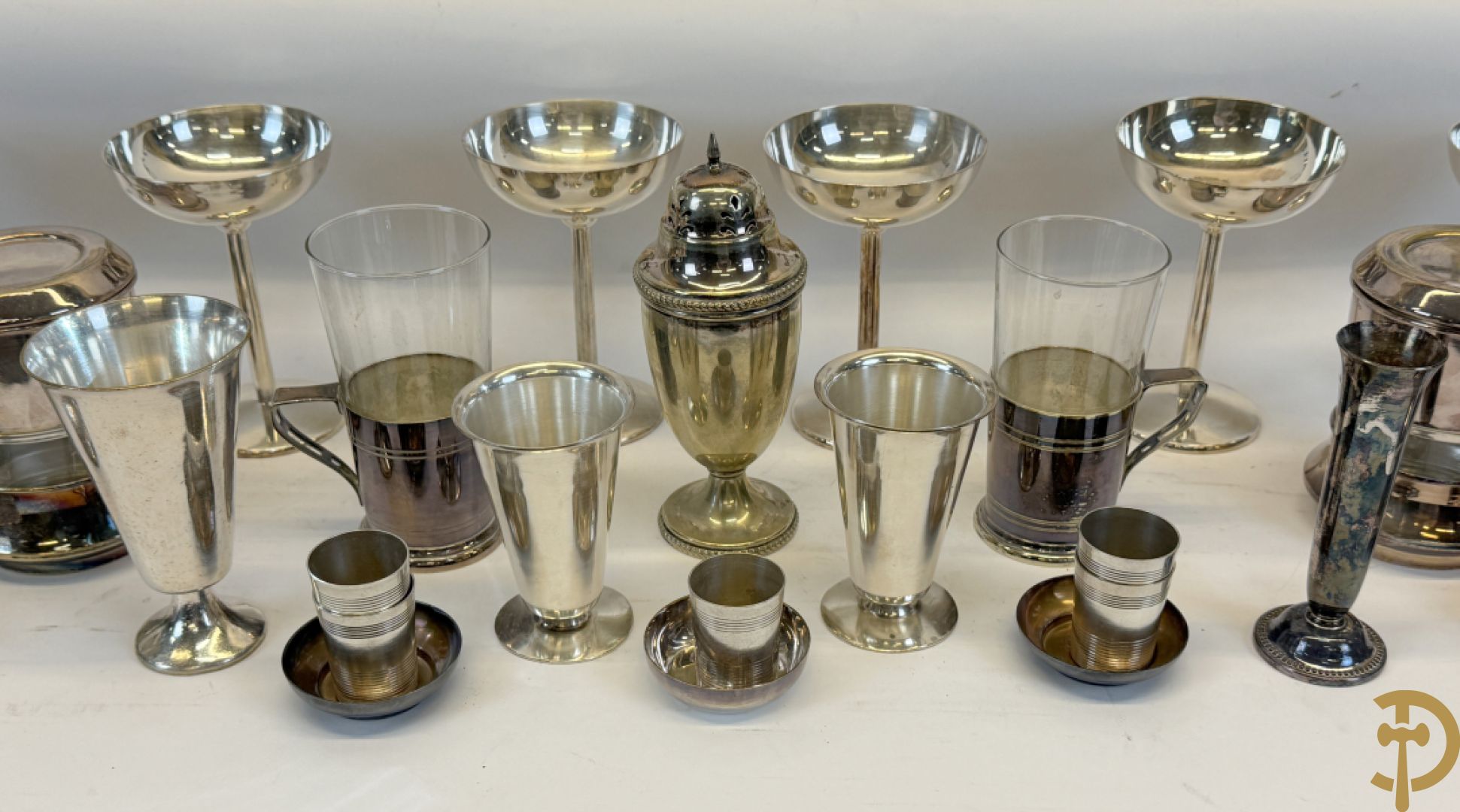 Koffieset Whiskemen (suikerpot met bluts) + Zes verzilverde kandelaars + verzilverde ijscoupes + verzilverde koffiefilters + olie- en azijnstel + verzilverde suikerstrooier e.a.