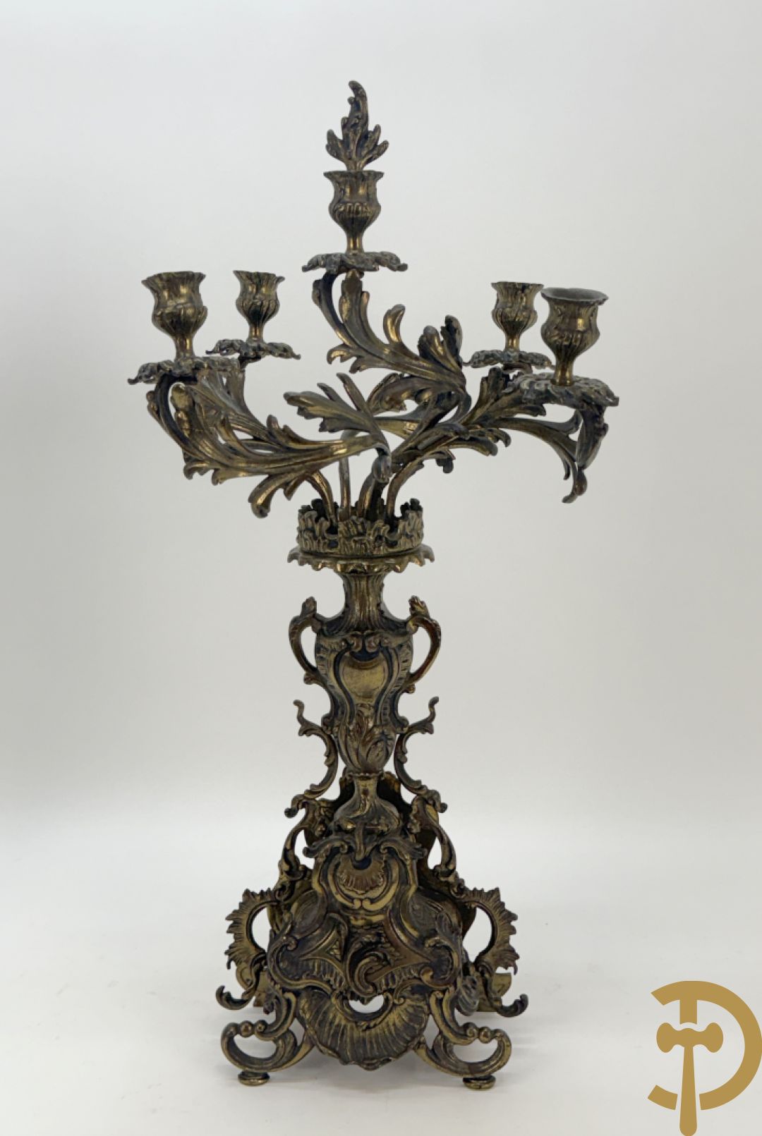 Driedelige koperen garnituur bestaande uit middenstuk bezet met amfoor en paar kandelaars , Louis XV stijl