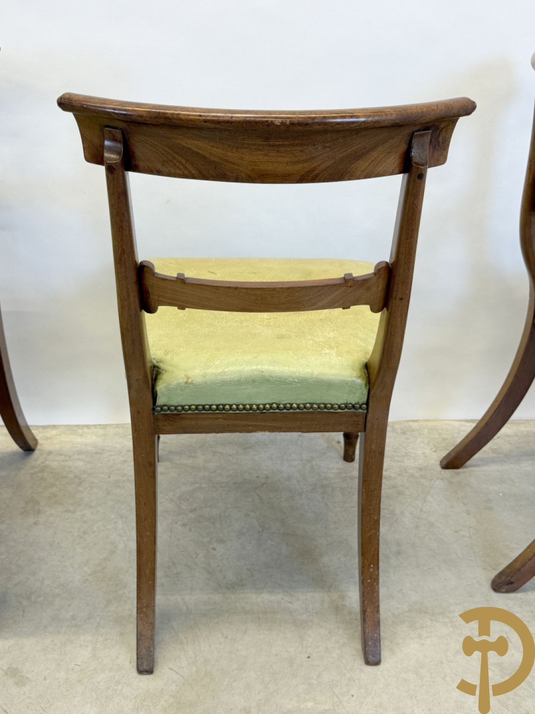 Set Engelse mahoniehouten stoelen met gondelvormige rug en lederen zitting (2 armzetels en 4 stoelen)