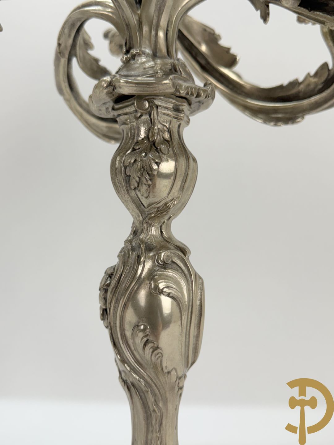 Paar massief zilveren getorste zesarmige kandelaars met Louis XV motieven, met import stempel 