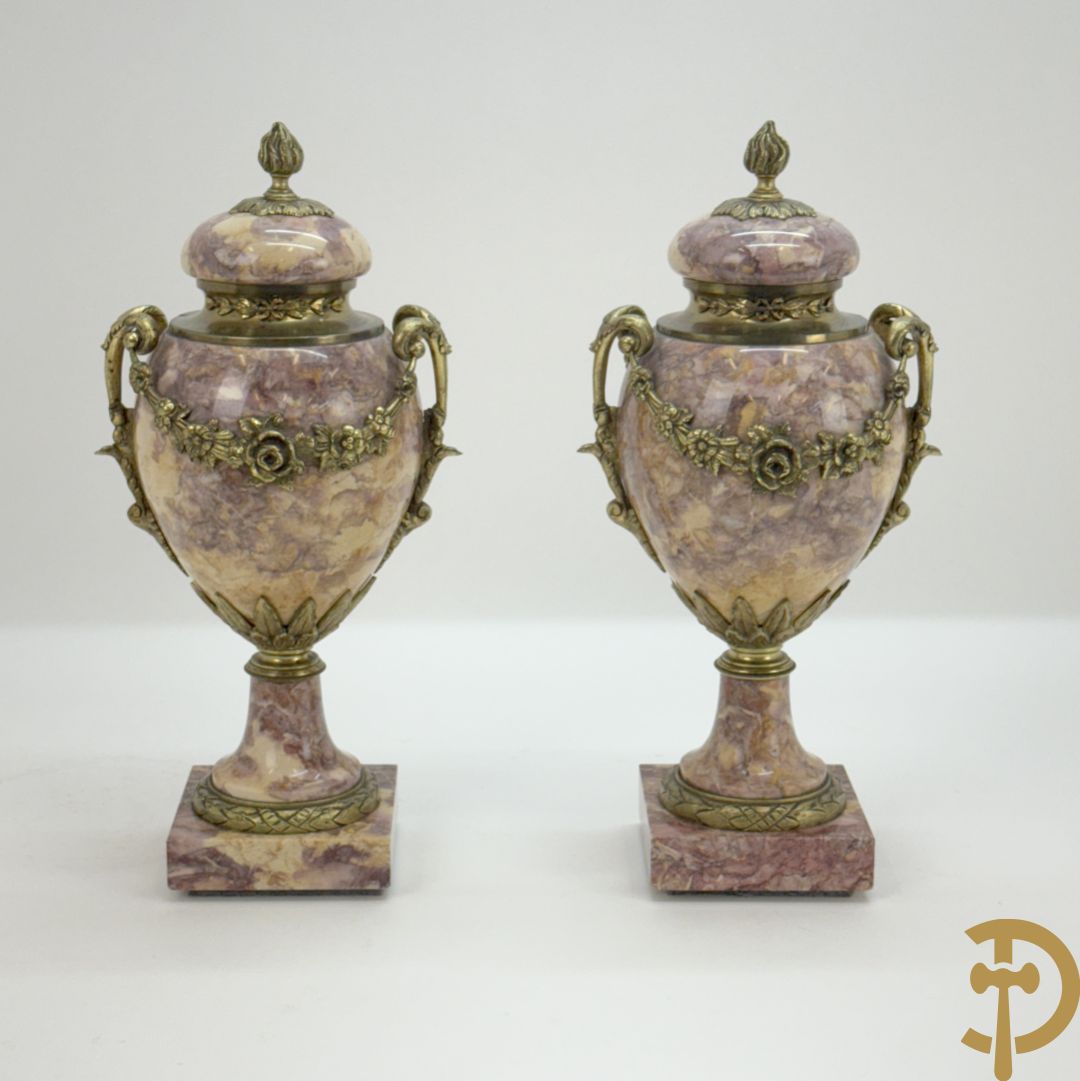 Paar marmeren cassolettes bezet met bronzen bloemenguirlandes
