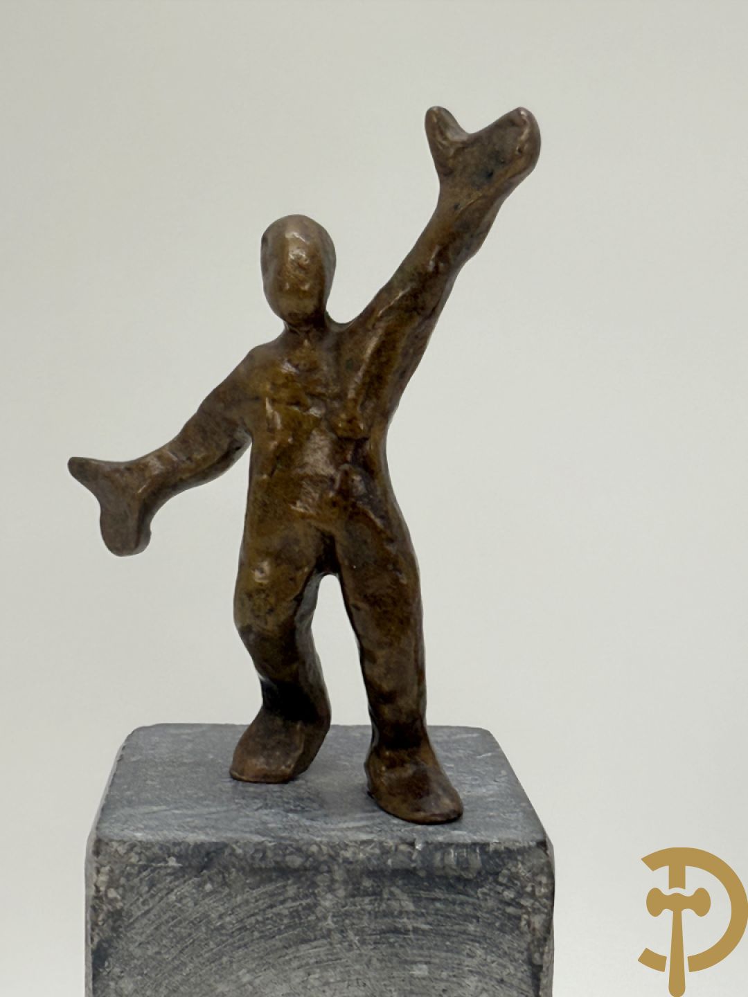 MEAN Fr. getekend (Francis) Paar bronzen sculpturen op arduinen sokkel