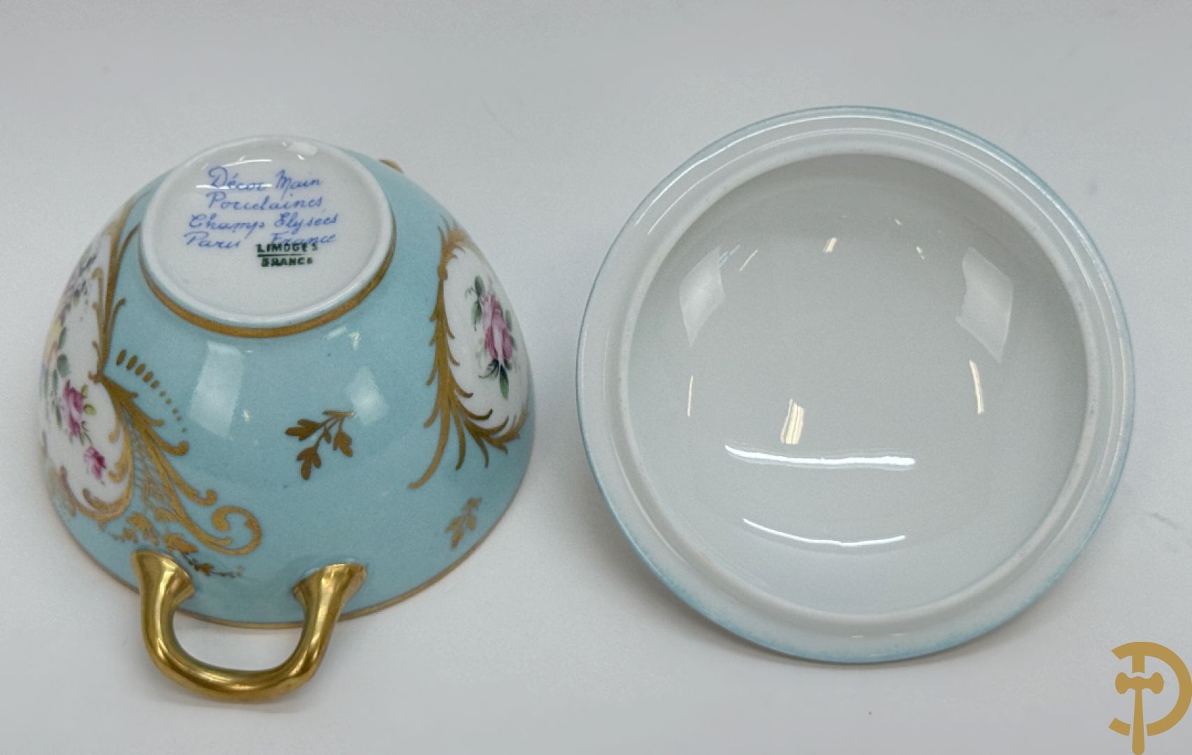 Mooi lot Limoges porselein bestaande uit grote en kleine Medici vaas met bloemendecor, 3 cache pots, bord, 2 coupes, Tas en schoteltje (9 stuks in totaal)