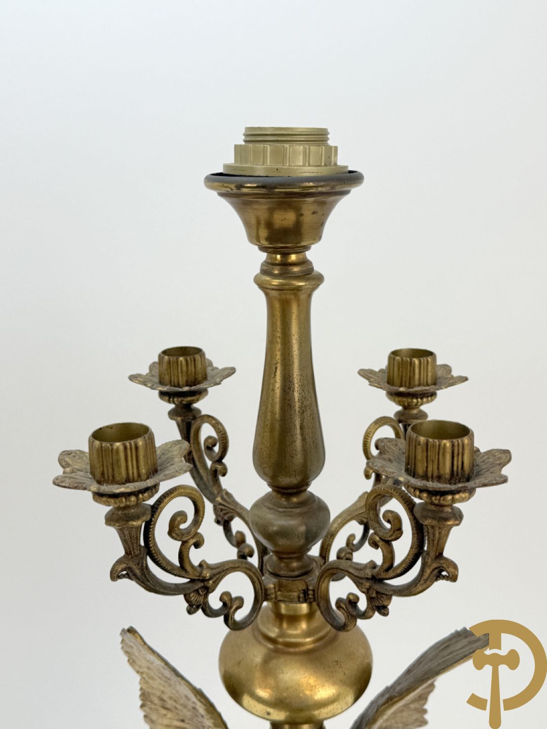 Paar vintage lampadaires met adelaar, bovenaan bekroond met 4 kaarsenhouders en lichtpunt