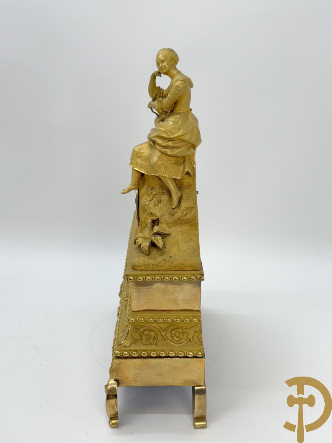 Vergulde bronzen pendule met dame onder globe, Boursier Elève de Lepaute à Paris getekend