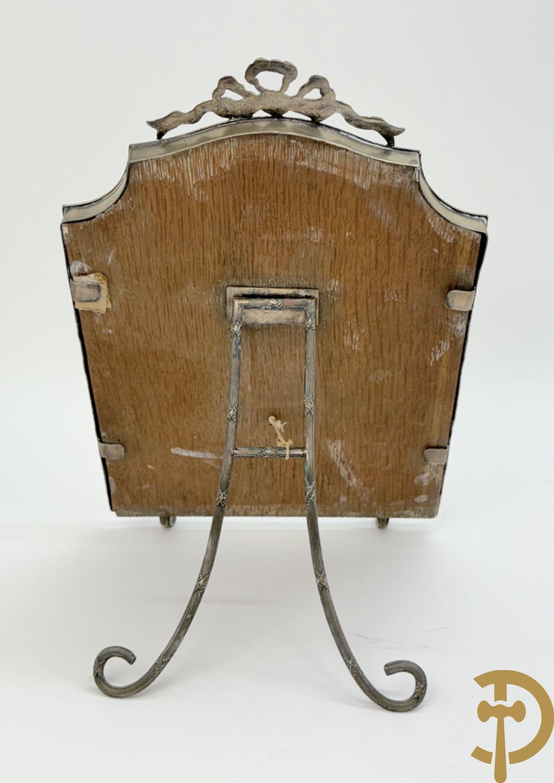 Verzilverde kader met Louis XVI motieven en geslepen spiegel + vergrootglas imet benen handvat en verzilverde montuur