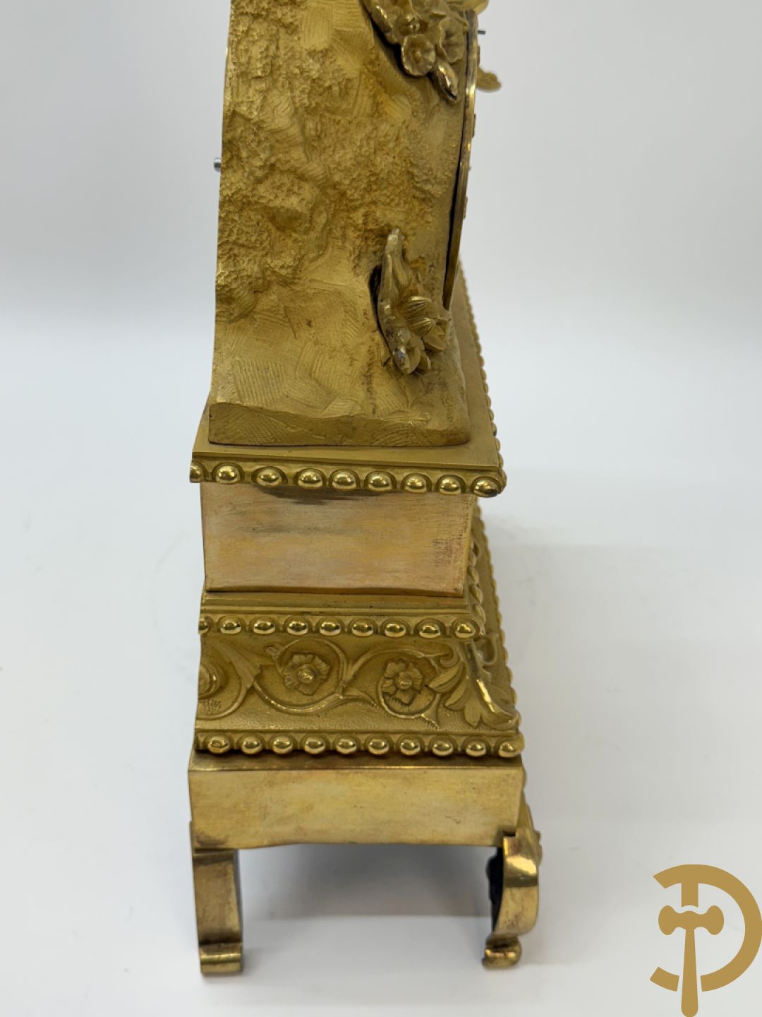 Vergulde bronzen pendule met dame onder globe, Boursier Elève de Lepaute à Paris getekend