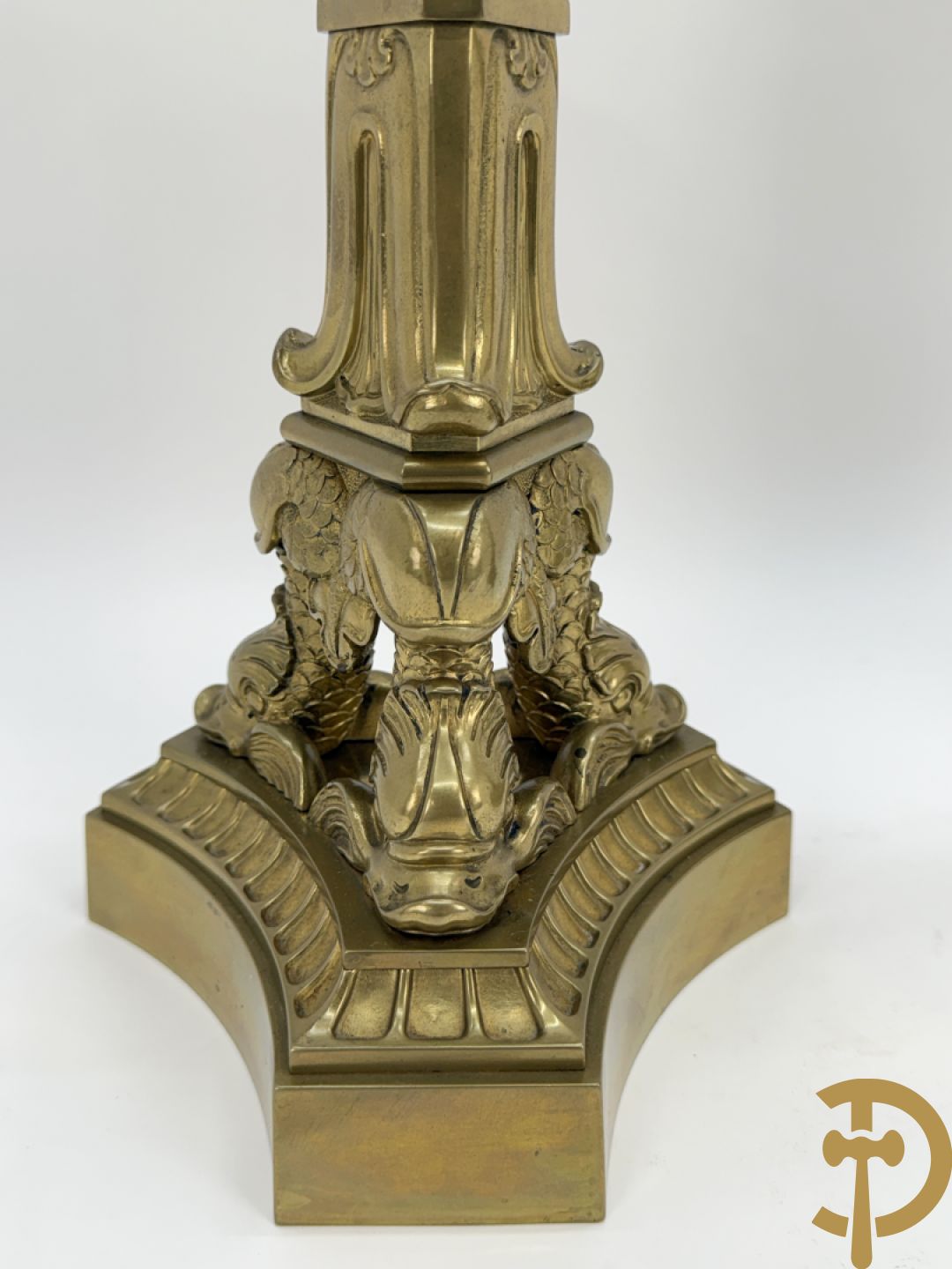 Paar bronzen 3-armige Empire kandelaars met flambeau bekroond