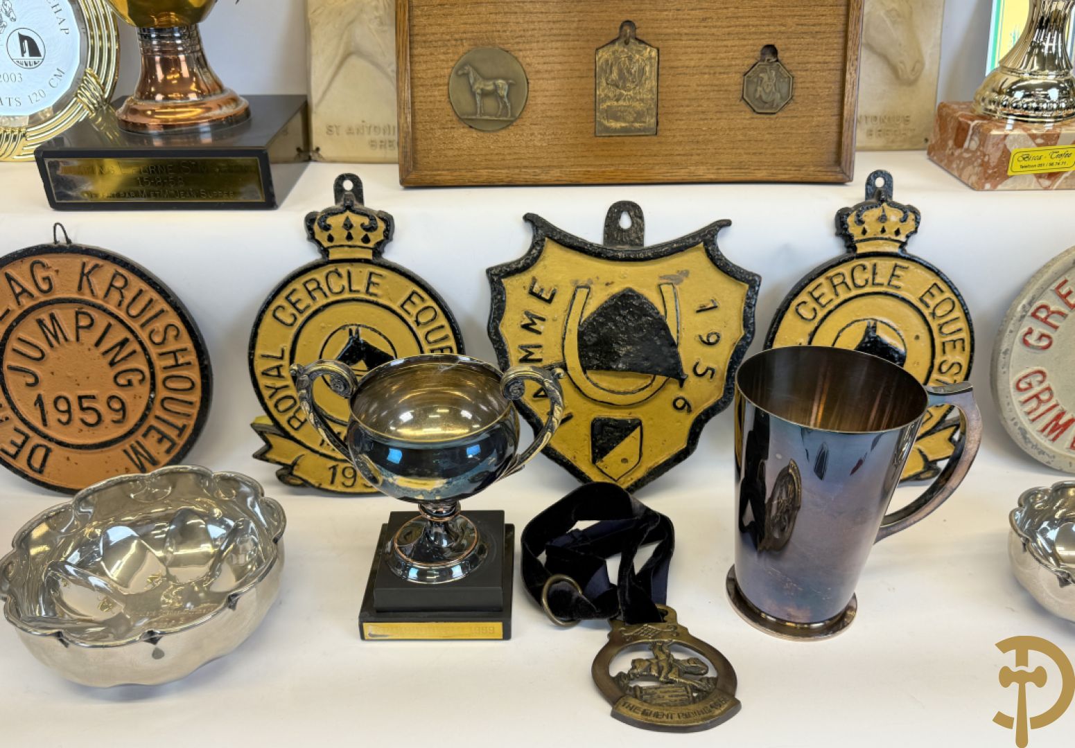 Verzameling memorabilia van paardenrennen, trofeeën en bekers