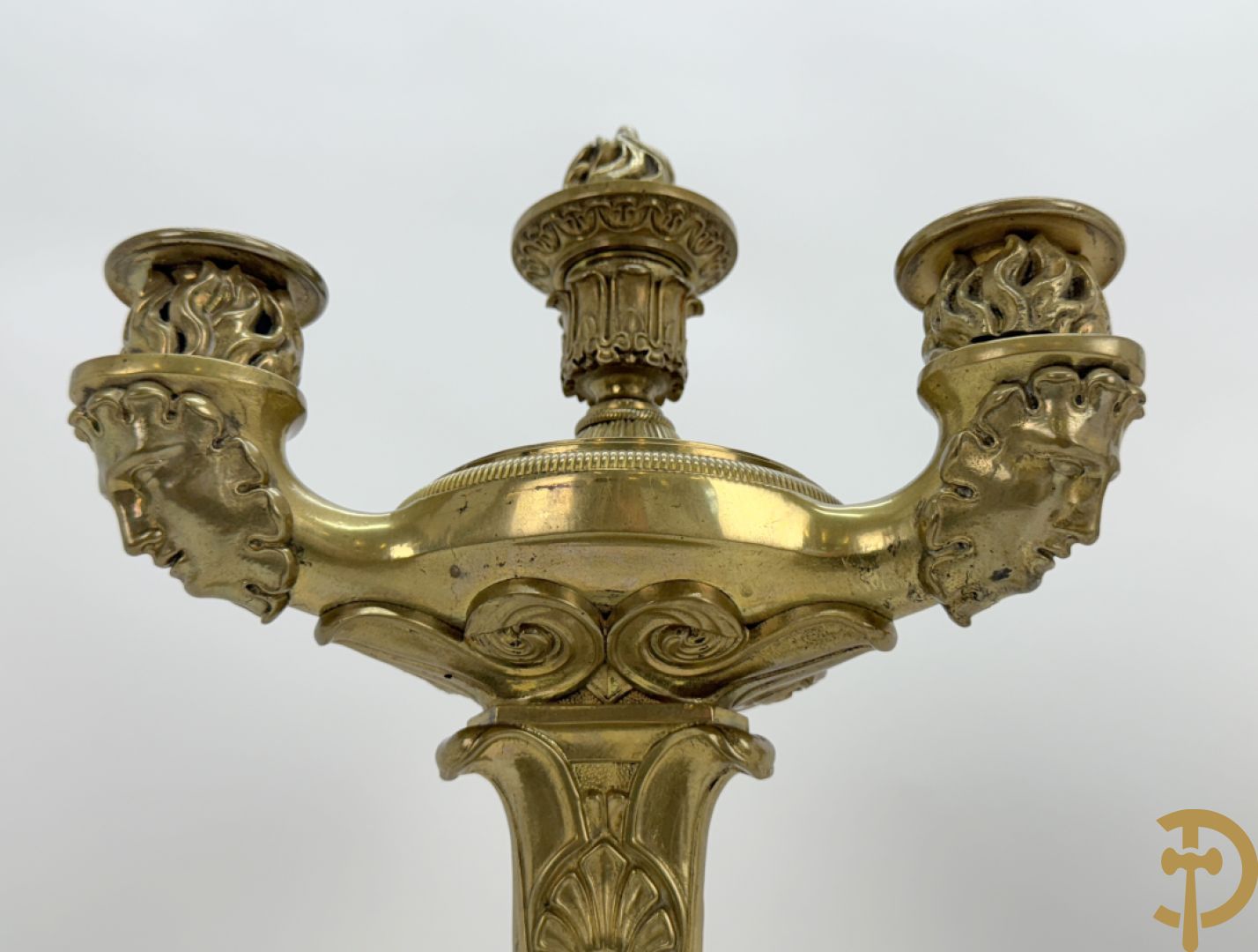 Paar bronzen 3-armige Empire kandelaars met flambeau bekroond