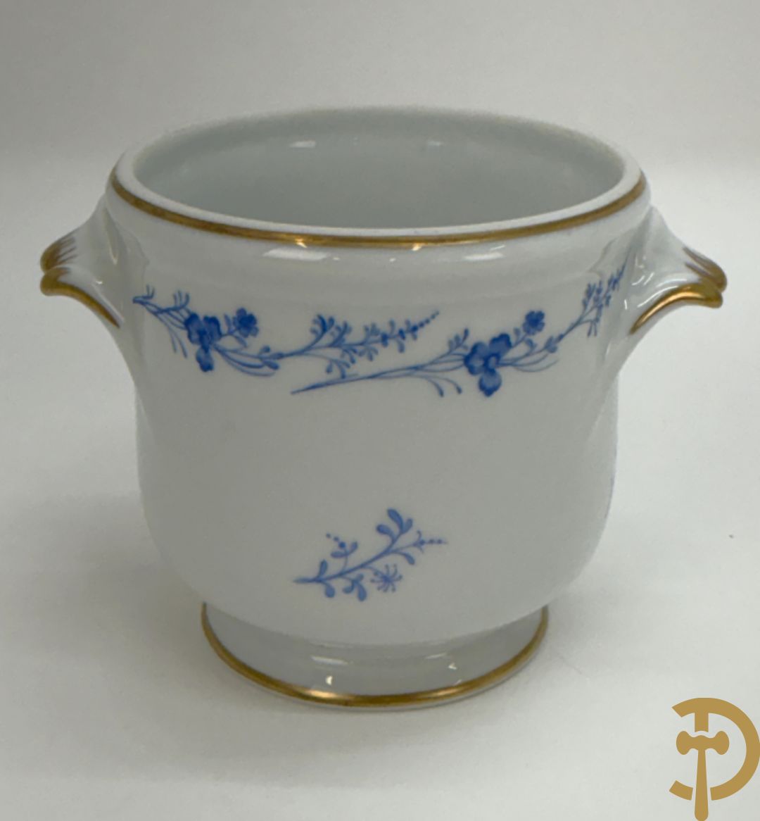 Mooi lot Limoges porselein bestaande uit grote en kleine Medici vaas met bloemendecor, 3 cache pots, bord, 2 coupes, Tas en schoteltje (9 stuks in totaal)