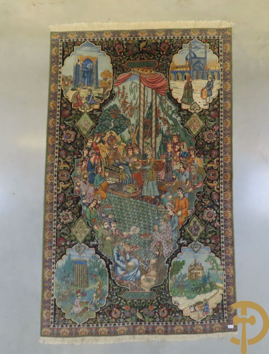 Oosters handgeknoopt tapijt Tabriz met figuratieve voorstelling, centraal met geanimeerde hofscène, omgeven door 4 hoekmedaillons met architecturale afbeeldingen - onderaan en bovenaan getekend