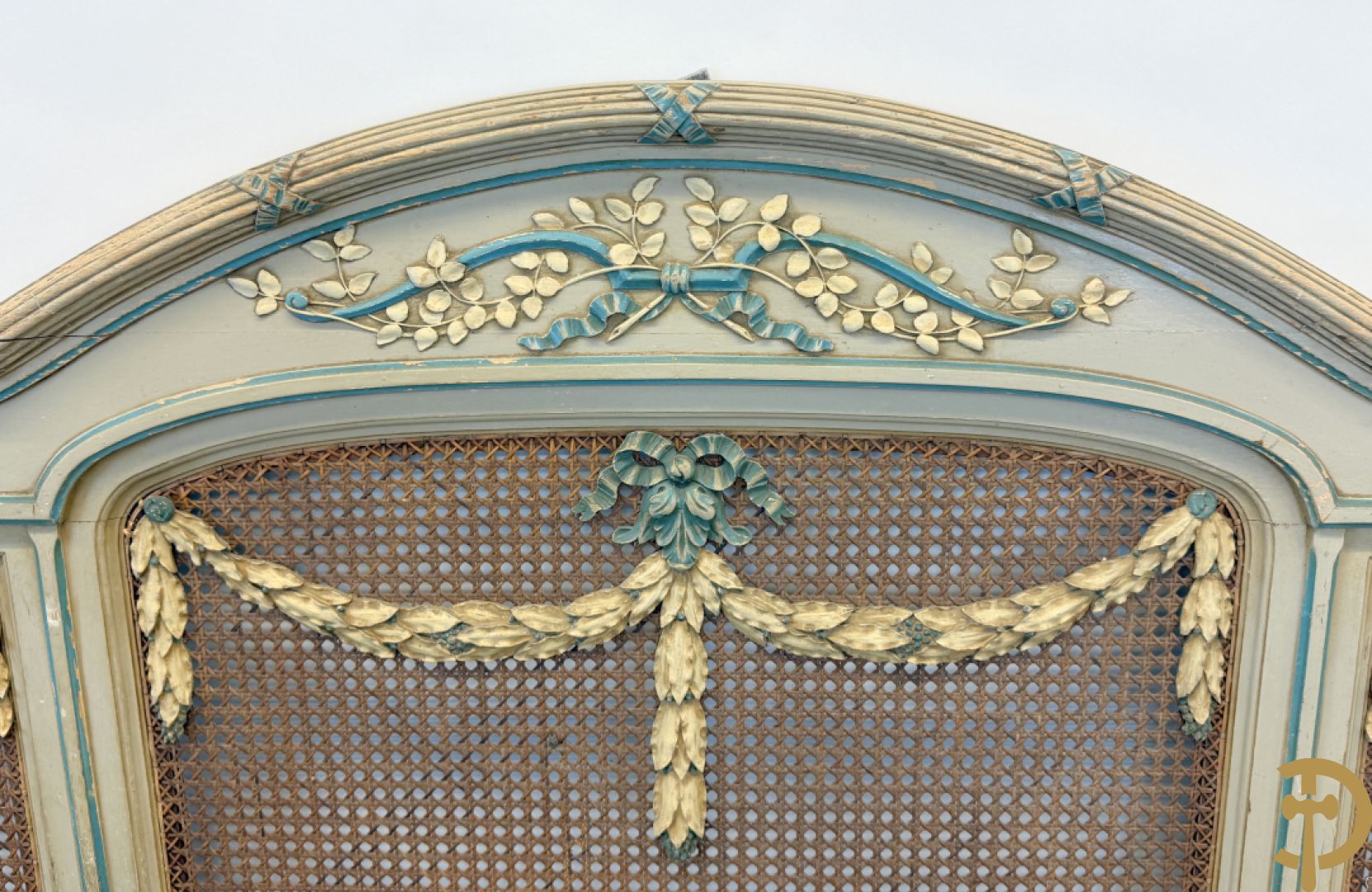 Gepatineerd Louis XVI bed met cannage en guirlandes + 2 muurconsoles met cannage en marmeren blad