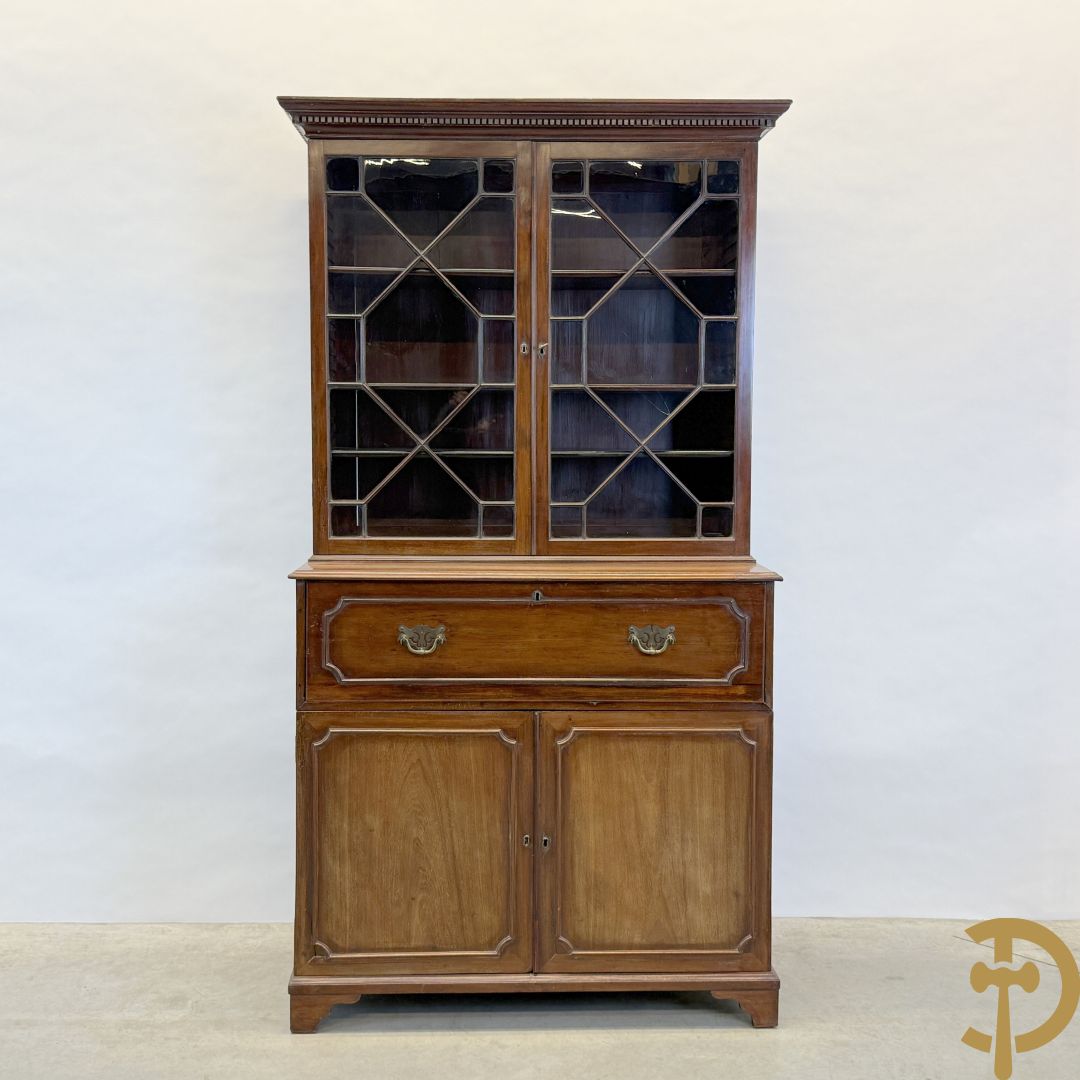 Engelse mahoniehouten secretaire met vitrine bovenaan, 19e