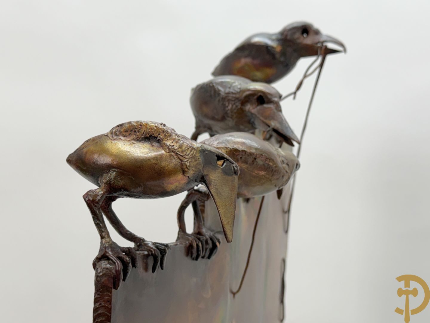 BEL J. getekend (Belaen Jean Pierre) Bronssculptuur met 4 vogels op schutting