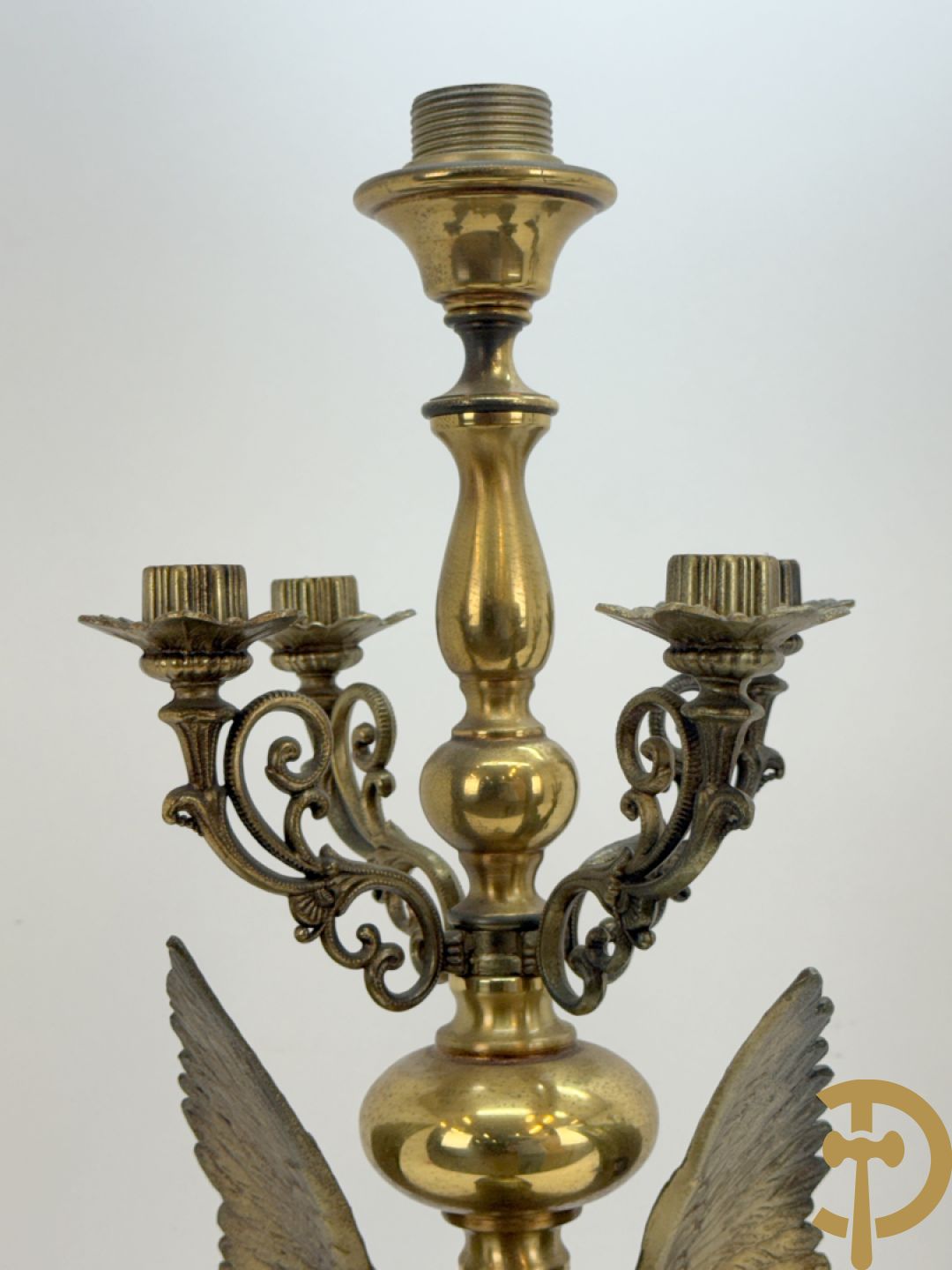 Paar vintage lampadaires met adelaar, bovenaan bekroond met 4 kaarsenhouders en lichtpunt