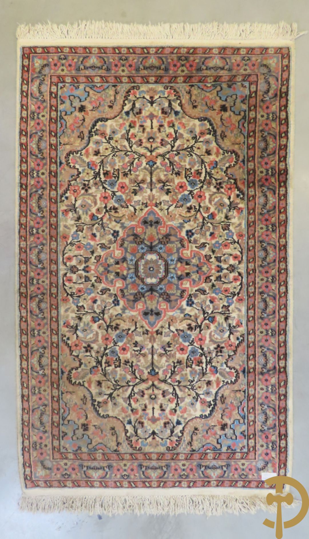 Oosters handgeknoopt tapijt met bloemenmotieven + Oosters handgeknoopt tapijt met geometrische motieven + Oosters handgeknoopt zijden tapijt met centrale fond en bloemenmotieven