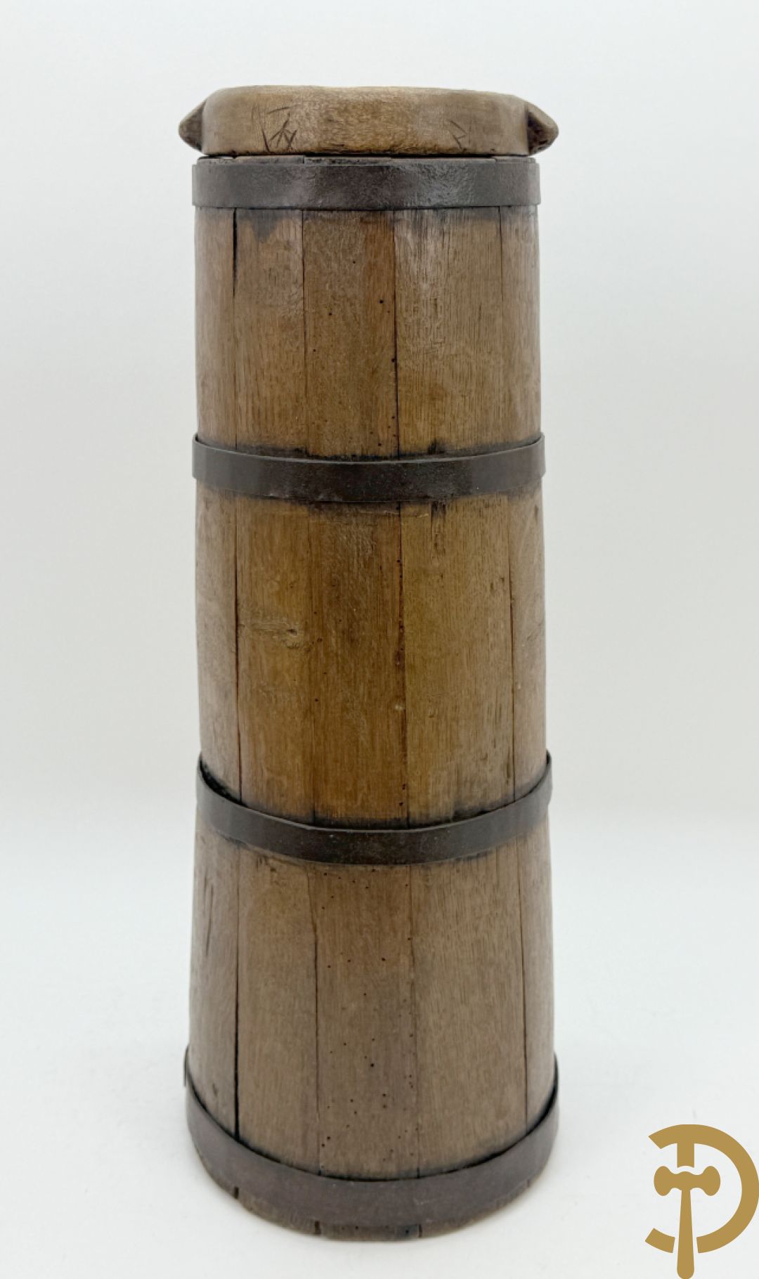 Lot folklore w.o. antieke gemerkte (IBT BCR) houten muurdoos 1845, karner zonder stok, antieke houten veldfles (gourde) 19e + houten sculptuurtje