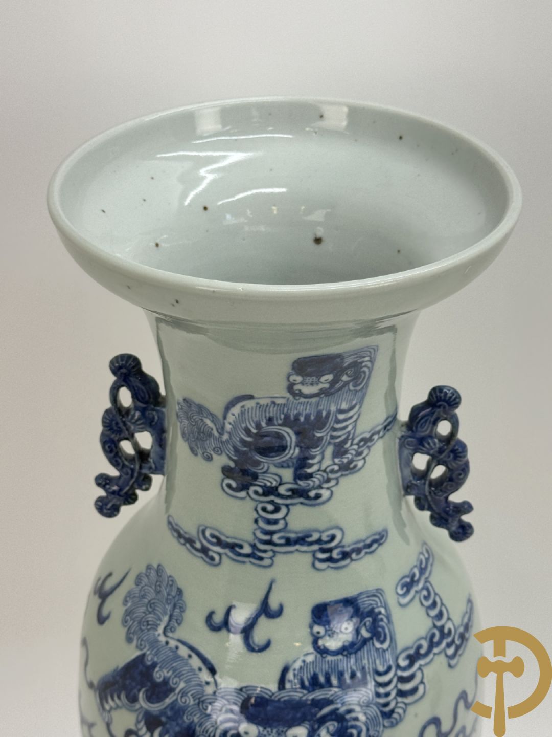Chinese porseleinen celadon vaas met blauw/wit decor van fo honden