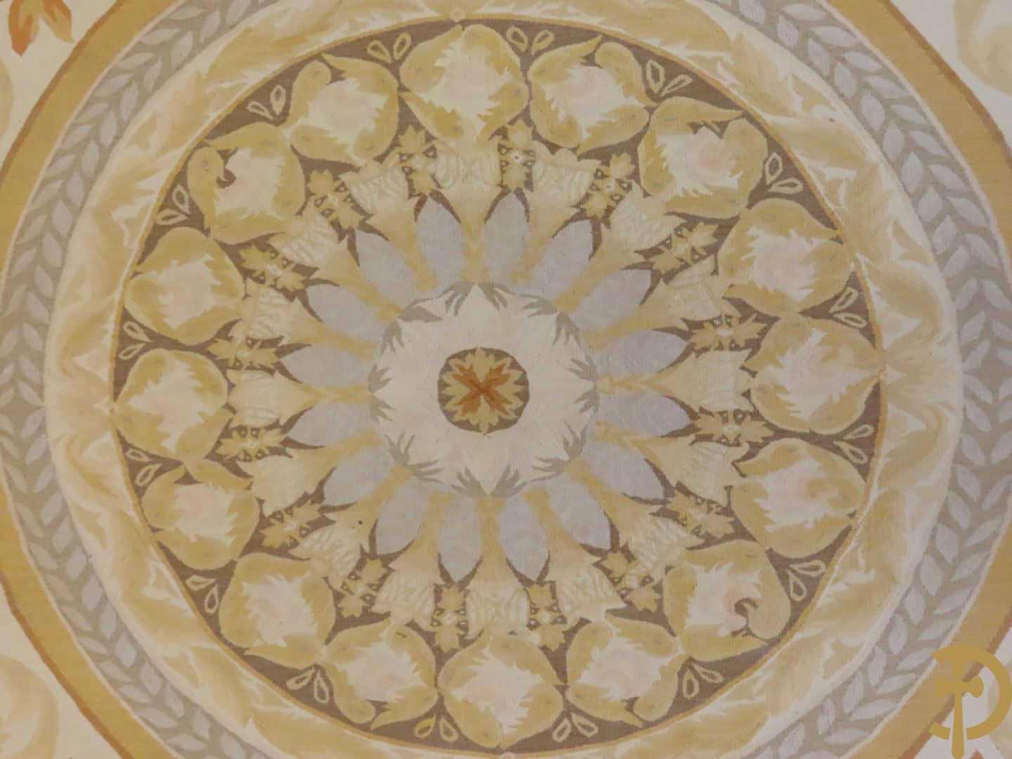 Frans Aubusson tapijt met centraal medaillon omgeven door accanthusranken