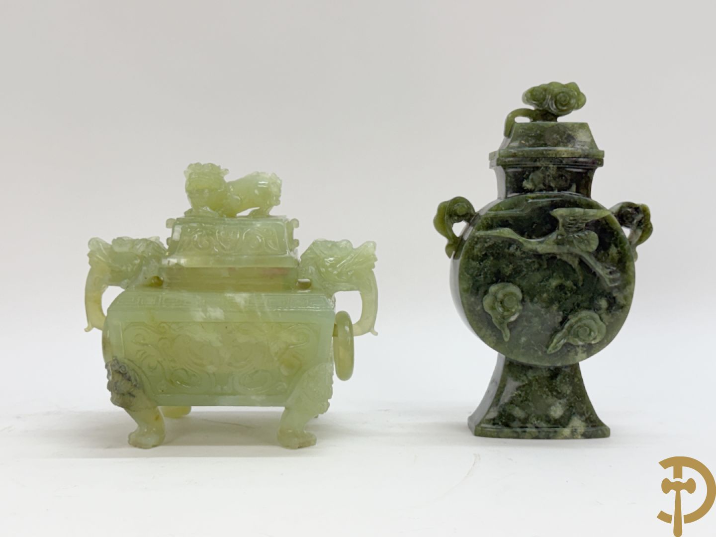 Brule parfum met sculptuur van fo honden in jadeiet + dekselpotiche in jadeiet met bloemen en vogeldecor