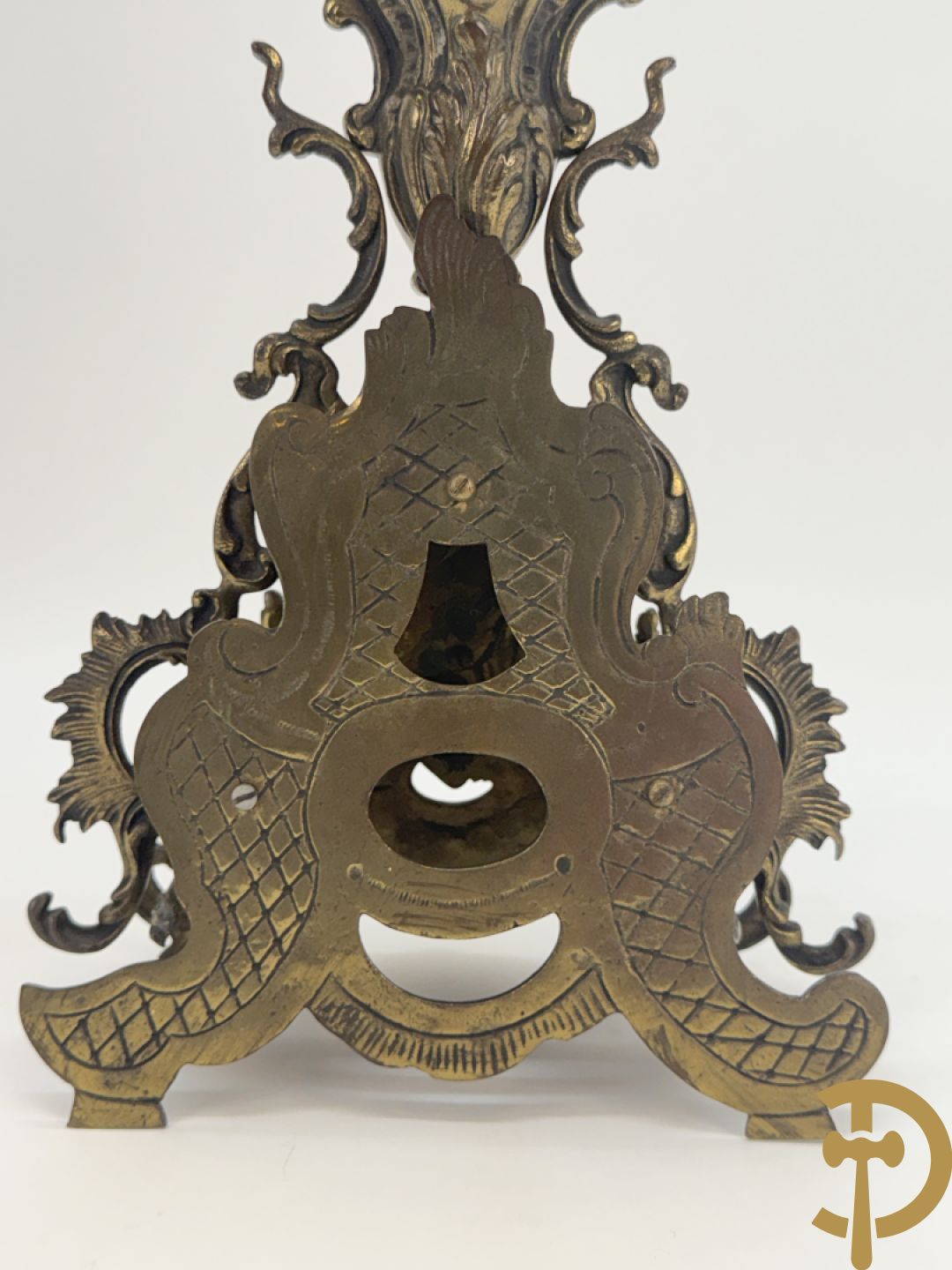 Driedelige koperen garnituur bestaande uit middenstuk bezet met amfoor en paar kandelaars , Louis XV stijl