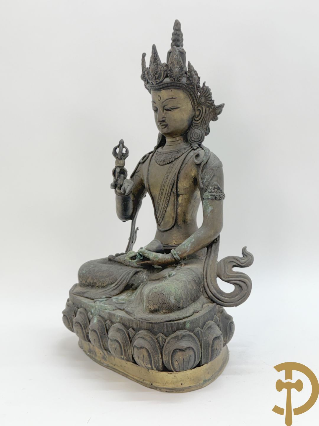 Bronzen neergezeten Boedha